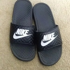 Nike sander. Size9 in very good shape